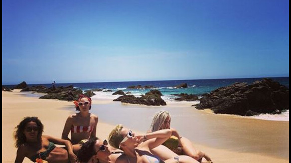 Katy Perry : Silhouette généreuse à la plage, break arrosé entre filles