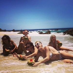 En vacances, Katy Perry réalise un shooting improvisé entre filles qui ne s'est pas passé comme prévu. Instagram, mai 2017.