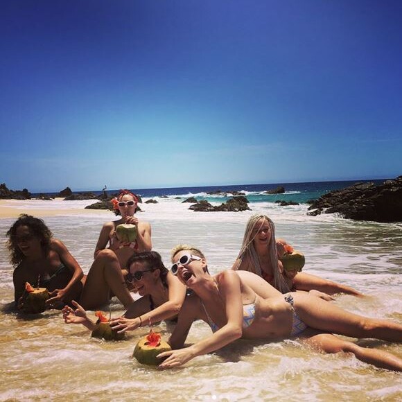 En vacances, Katy Perry réalise un shooting improvisé entre filles qui ne s'est pas passé comme prévu. Instagram, mai 2017.