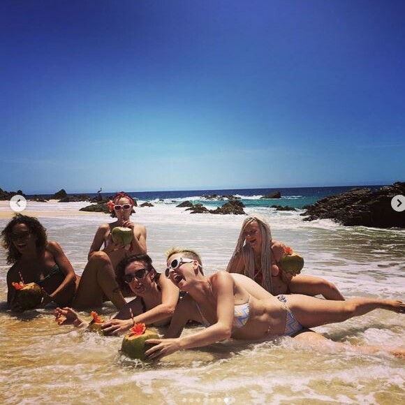 En vacances, Katy Perry réalise un shooting improvisé entre filles qui ne s'est pas passé comme prévu. Instagram, mai 2017.