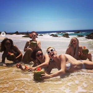 En vacances, Katy Perry réalise un shooting improvisé entre filles qui ne s'est pas passé comme prévu. Instagram, mai 2017.