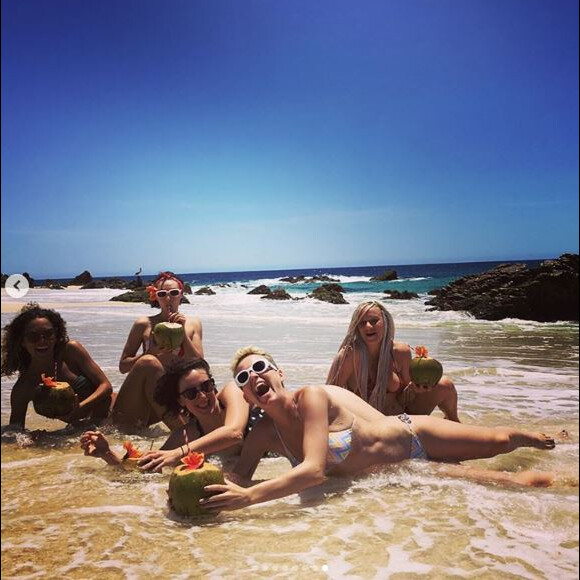 En vacances, Katy Perry réalise un shooting improvisé entre filles qui ne s'est pas passé comme prévu. Instagram, mai 2017.