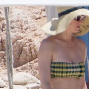 Exclusif - Katy Perry profite d'une belle journée ensoleillée sur une plage à Cabo San Lucas, le 8 mai 2017 E