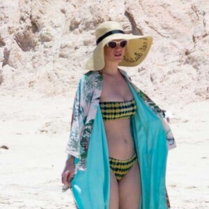 Exclusif - Katy Perry profite d'une belle journée ensoleillée sur une plage à Cabo San Lucas, le 8 mai 2017 E