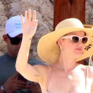 Exclusif - Prix spécial - No web - No blog - Katy Perry profite d'une belle journée ensoleillée sur une plage à Cabo San Lucas au Mexique. Katy danse, plaisante et s'amuse avec ses amies! le 11 mai 2017