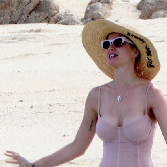 Exclusif - Prix spécial - No web - No blog - Katy Perry profite d'une belle journée ensoleillée sur une plage à Cabo San Lucas au Mexique. Katy danse, plaisante et s'amuse avec ses amies! le 11 mai 2017