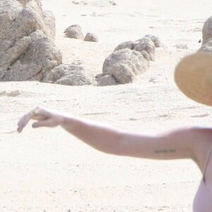 Exclusif - Prix spécial - No web - No blog - Katy Perry profite d'une belle journée ensoleillée sur une plage à Cabo San Lucas au Mexique. Katy danse, plaisante et s'amuse avec ses amies! le 11 mai 2017