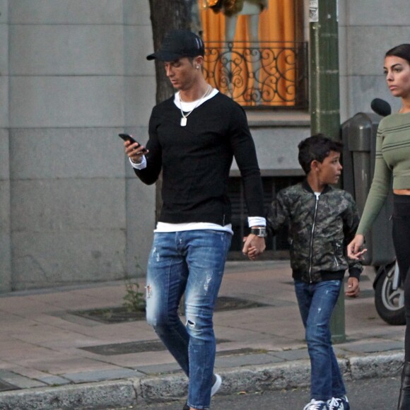 Cristiano Ronaldo se promène avec son fils Cristiano Ronaldo Jr et sa compagne Georgina Rodriguez à Madrid, le 20 avril 2017.