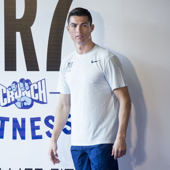 Cristiano Ronaldo au photocall de la marque CR7 fitness sous les yeux de sa compagne G.Rodriguez à Madrid le 13 mars 2017.