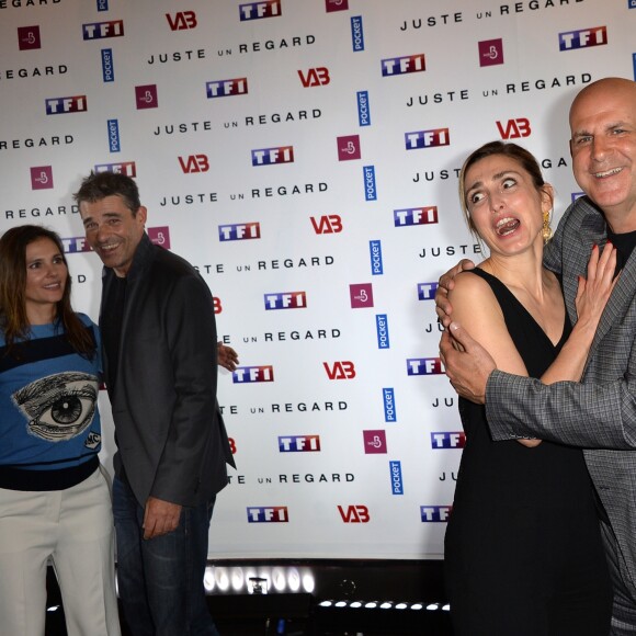 Virginie Ledoyen, Thierry Neuvic, Julie Gayet et Harlan Coben - Photocall de la série "Juste un regard", adaptation du roman à succès de l'écrivain H. Coben, au cinéma Gaumont Champs-Elysées Marignan à Paris, France, le 11 mai 2017. © Veeren/Bestimage