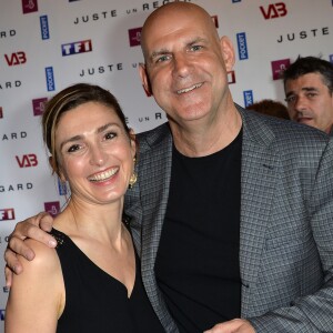 Julie Gayet et Harlan Coben - Photocall de la série "Juste un regard", adaptation du roman à succès de l'écrivain H. Coben, au cinéma Gaumont Champs-Elysées Marignan à Paris, France, le 11 mai 2017. © Veeren/Bestimage