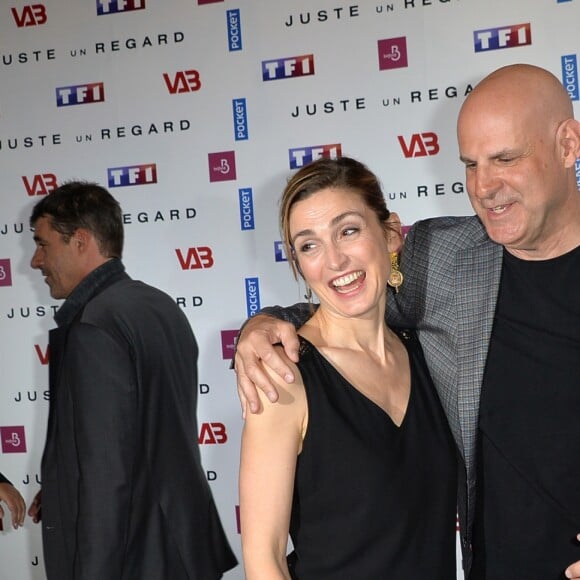 Virginie Ledoyen, Thierry Neuvic, Julie Gayet et Harlan Coben - Photocall de la série "Juste un regard", adaptation du roman à succès de l'écrivain H. Coben, au cinéma Gaumont Champs-Elysées Marignan à Paris, France, le 11 mai 2017. © Veeren/Bestimage