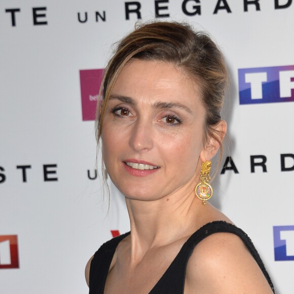 Julie Gayet - Photocall de la série "Juste un regard", adaptation du roman à succès de l'écrivain H. Coben, au cinéma Gaumont Champs-Elysées Marignan à Paris, France, le 11 mai 2017. © Veeren/Bestimage