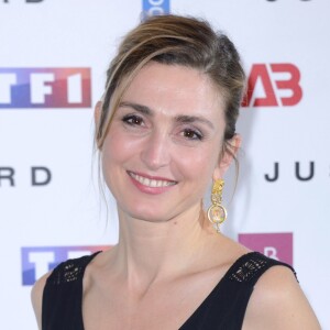 Julie Gayet - Photocall de la série "Juste un regard", adaptation du roman à succès de l'écrivain H. Coben, au cinéma Gaumont Champs-Elysées Marignan à Paris, France, le 11 mai 2017