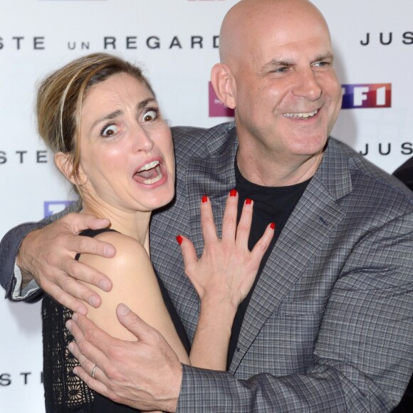 Julie Gayet et Harlan Coben - Photocall de la série "Juste un regard", adaptation du roman à succès de l'écrivain H. Coben, au cinéma Gaumont Champs-Elysées Marignan à Paris, France, le 11 mai 2017