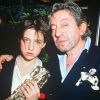 Charlotte Gainsbourg après avoir reçu le César du meilleur espoir féminin pour le film "L'Effrontée" en 1986. A ses côtés, Serge Gainsbourg prend fièrement la pose.