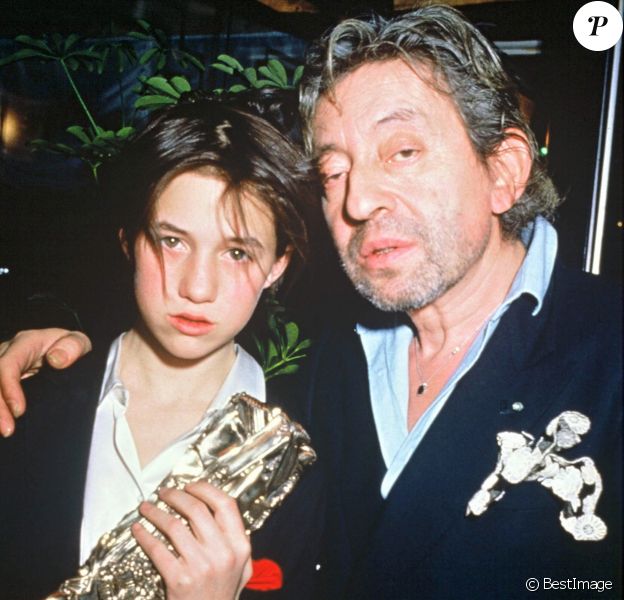 Charlotte Gainsbourg après avoir reçu le César du meilleur espoir féminin pour le film "L'Effrontée" en 1986. A ses côtés, Serge Gainsbourg prend fièrement la pose. 