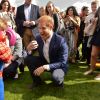 Le prince Harry accueille les enfants de ceux qui sont morts au service des Forces armées lors d'une une fête à Buckingham à Londres le 13 mai 2017.