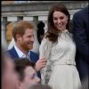 Catherine (Kate) Middleton, duchesse de Cambridge, et le prince Harry accueillent les enfants de ceux qui sont morts au service des Forces armées lors d'une une fête à Buckingham à londres le 13 mai 2017.