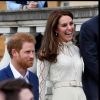 Catherine (Kate) Middleton, duchesse de Cambridge, et le prince Harry accueillent les enfants de ceux qui sont morts au service des Forces armées lors d'une une fête à Buckingham à londres le 13 mai 2017.