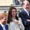 Le prince William, duc de Cambridge, Catherine (Kate) Middleton, duchesse de Cambridge, et le prince Harry accueillent les enfants de ceux qui sont morts au service des Forces armées lors d'une une fête au palais de Buckingham à Londres le 13 mai 2017.