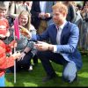 Le prince Harry accueille les enfants de ceux qui sont morts au service des Forces armées lors d'une une fête à Buckingham à Londres le 13 mai 2017.