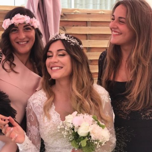 Anaïs Camizuli accompagnée de sa soeur Manon, le 13 mai 2017, jour de son mariage avec Sultan.