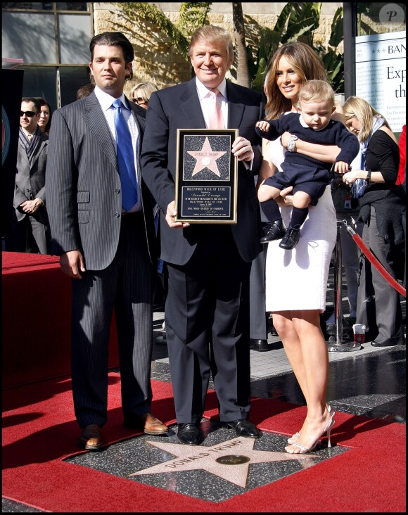 Donald Trump, son épouse Melania et ses deux fils Donald Jr et Barron à Hollywood. Janvier 2007.