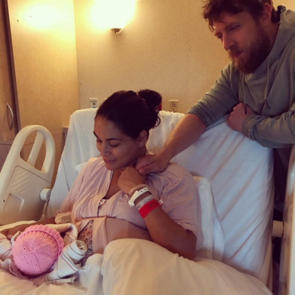 Brie Bella des Bella Twins et son mari Daniel Bryan, star de la WWE, ont accueilli le 9 mai 2017 leur premier enfant, une petite fille, Birdie Joe Danielson. Photo Instagram.