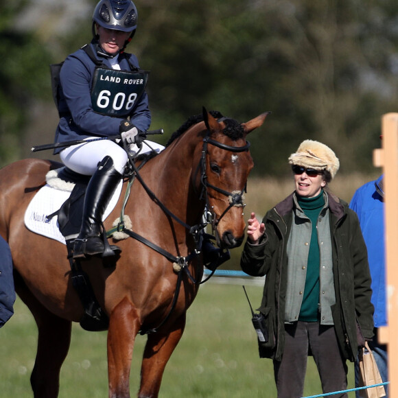 Zara Tindall (Phillips) sur High Kingdom devant sa mère la princesse Anne lors d'un concours complet à Gatcombe Park, le 25 mars 2017.