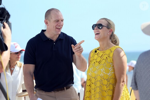 Zara Phillips et son mari Mike Tindall assistant à la course "Magic Millions" en présence de leur fille Mia sur la plage de Gold Coast dans le Queensland en Australie le 10 janvier 2017. Deux semaines plus tôt, on apprenait la fausse couche de la fille de la princesse Anne, qui attendait un deuxième enfant.