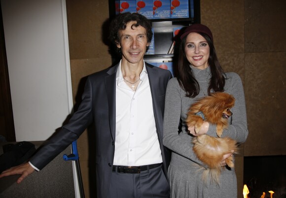 Hugues Royer et Frédérique Bel avec son chien Joca - Soirée du lancement du nouveau livre de Hugues Royer " Et les rêves prendront leur revanche " à l'hôtel Montalembert à Paris le 15 octobre 2015.