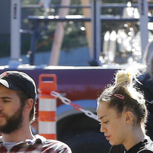 Exclusif - Miley Cyrus et son compagnon Liam Hemsworth se promènent et font du shopping avec un ami à Malibu le 6 janvier 2017