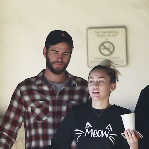 Exclusif - Miley Cyrus et son compagnon Liam Hemsworth se promènent et font du shopping avec un ami à Malibu le 6 janvier 2017