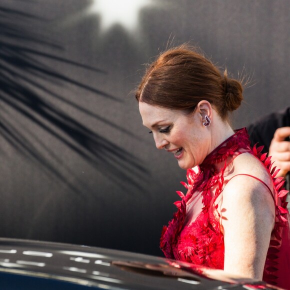 Julianne Moore à l'ouverture du 70e Festival de Cannes. Cannes, le 17 mai 2017.