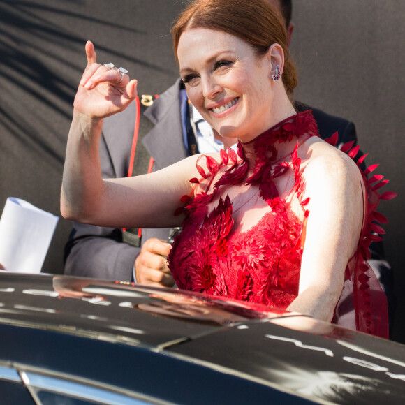 Julianne Moore à l'ouverture du 70e Festival de Cannes. Cannes, le 17 mai 2017.