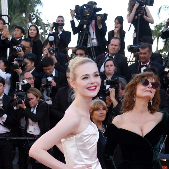 Elle Fanning et Susan Sarandon - Projection du film "Les Fantômes d'Ismael" et cérémonie d'ouverture du 70e Festival de Cannes au Palais des Festivals. Cannes le 17 mai 2017.