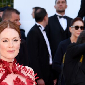 Julianne Moore - Projection du film "Les Fantômes d'Ismael" et cérémonie d'ouverture du 70e Festival de Cannes au Palais des Festivals. Cannes le 17 mai 2017.