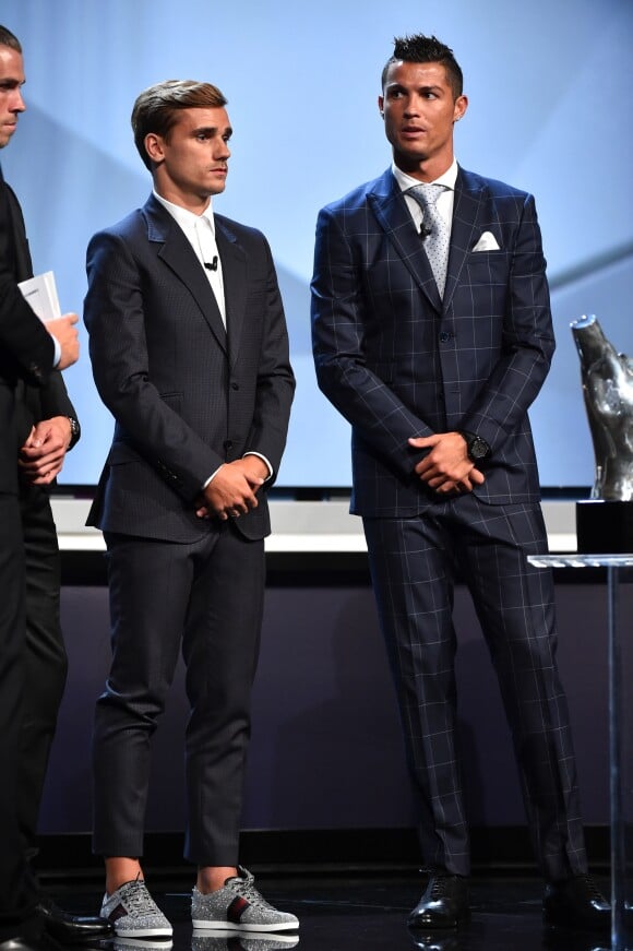 Cristiano Ronaldo et Antoine Griezmann lors de la remise des trophées UEFA du Championnat d'Europe 2016. Cristiano Ronaldo a été élu "Meilleur joueur d'Europe" pour la saison 2015-2016. Monaco, le 25 août 2016.