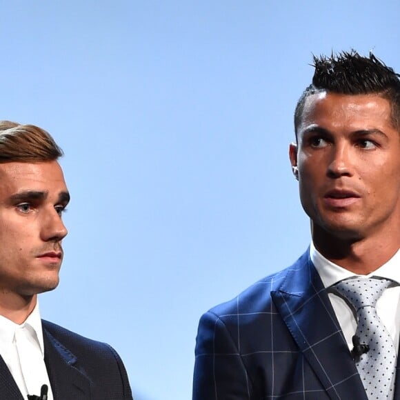 Cristiano Ronaldo et Antoine Griezmann lors de la remise des trophées UEFA du Championnat d'Europe 2016. Cristiano Ronaldo a été élu "Meilleur joueur d'Europe" pour la saison 2015-2016. Monaco, le 25 août 2016.