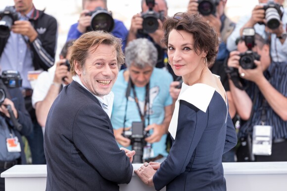 Mathieu Amalric et Jeanne Balibar au photocall de "Barbara" lors du 70ème Festival International du Film de Cannes, le 18 mai 2017. © Borde-Jacovides-Moreau/Bestimage