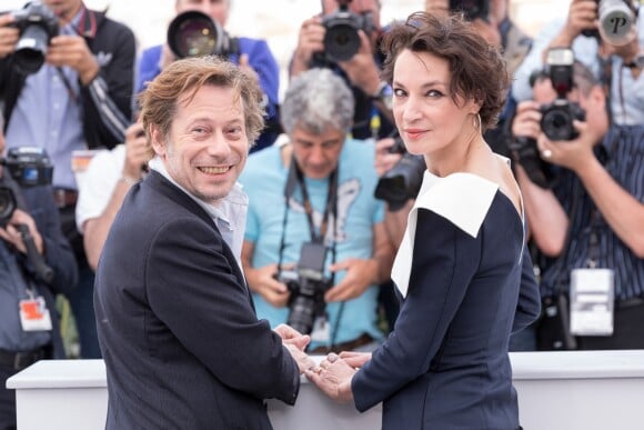 Mathieu Amalric et Jeanne Balibar au photocall de "Barbara" lors du 70ème Festival International du Film de Cannes, le 18 mai 2017. © Borde-Jacovides-Moreau/Bestimage