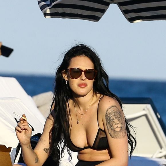 Rumer Willis profite d'une belle journée ensoleillée à la plage avec des amies à Miami, le 5 février 2017