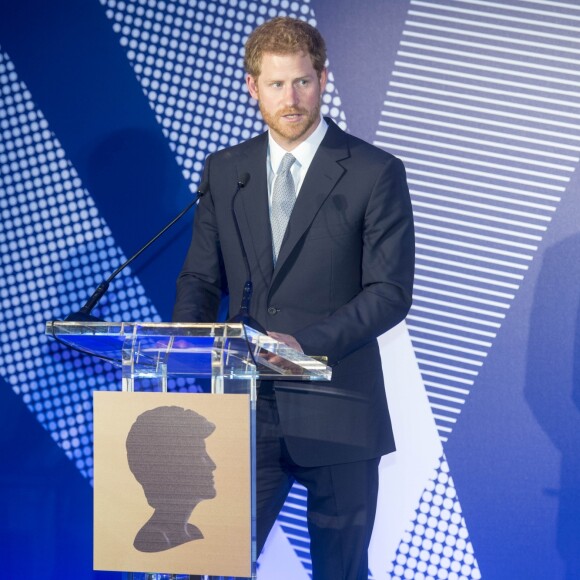 Le prince William, duc de Cambridge et le prince Harry lors de la remise des prix du "The Diana award" à Londres le 18 mai 2017