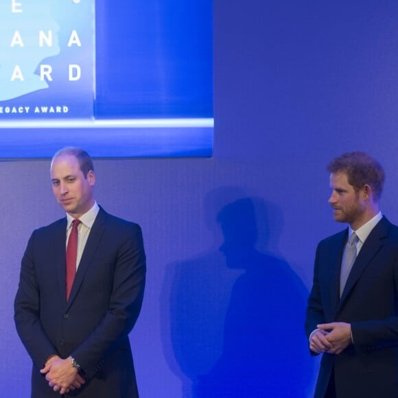 Le prince William, duc de Cambridge et le prince Harry lors de la remise des prix du "The Diana award" à Londres le 18 mai 2017