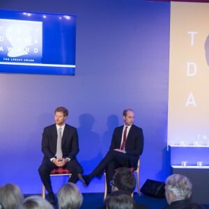 Le prince William, duc de Cambridge et le prince Harry lors de la remise des prix du "The Diana award" à Londres le 18 mai 2017