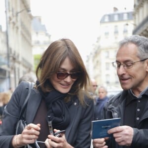 Carla Bruni-Sarkozy quitte la station de radio RTL à Paris le 25 avril, 2017.