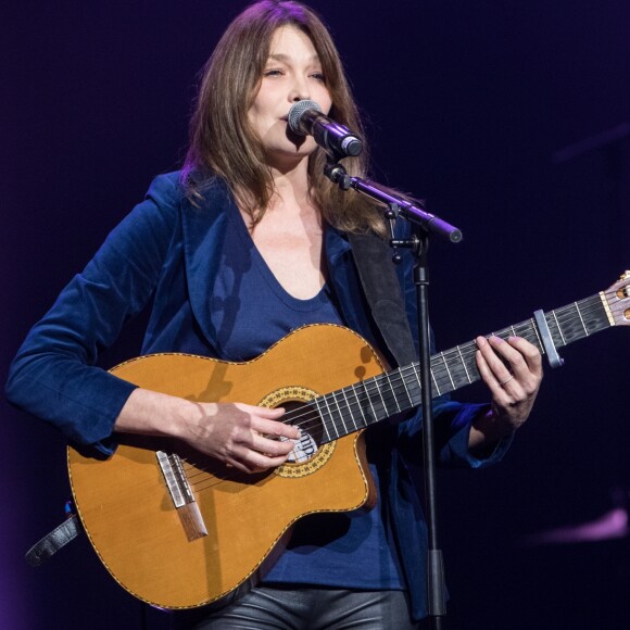 Carla Bruni-Sarkozy lors du concert du 12ème Gala 2017 de l'Association pour la Recherche sur Alzheimer à la salle Pleyel dans le 8ème arrondissement, à Paris, France le 30 janvier 2017. L’Association pour la Recherche sur Alzheimer organise son 12ème gala de charité au profit de la recherche sur alzheimer. L’artiste Pierre Souchon, à l’initiative de ce concert intitulé "2 Générations chantent pour la 3ème", convie de nombreux artistes. L’intégralité des bénéfices de cette soirée servira à financer la recherche sur la maladie d’Alzheimer. © Cyril Moreau/Bestimage