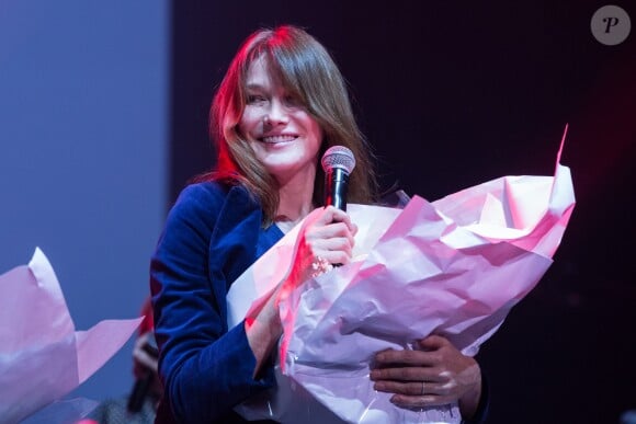 Carla Bruni-Sarkozy lors du concert du 12ème Gala 2017 de l'Association pour la Recherche sur Alzheimer à la salle Pleyel dans le 8ème arrondissement, à Paris, France le 30 janvier 2017. L’Association pour la Recherche sur Alzheimer organise son 12ème gala de charité au profit de la recherche sur alzheimer. L’artiste Pierre Souchon, à l’initiative de ce concert intitulé "2 Générations chantent pour la 3ème", convie de nombreux artistes. L’intégralité des bénéfices de cette soirée servira à financer la recherche sur la maladie d’Alzheimer. © Cyril Moreau/Bestimage