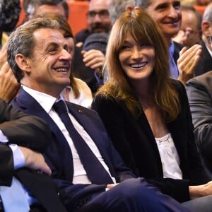 Nicolas Sarkozy et sa femme Carla Bruni-Sarkozy très complices lors d'un meeting à Marseille - Nicolas Sarkozy, l'ancien président de la république française, en meeting à la salle Vallier à Marseille pour la campagne des primaires des Républicains en vue de l'élection présidentielle de 2017, le 27 octobre 2016. © Bruno Bebert/Bestimage